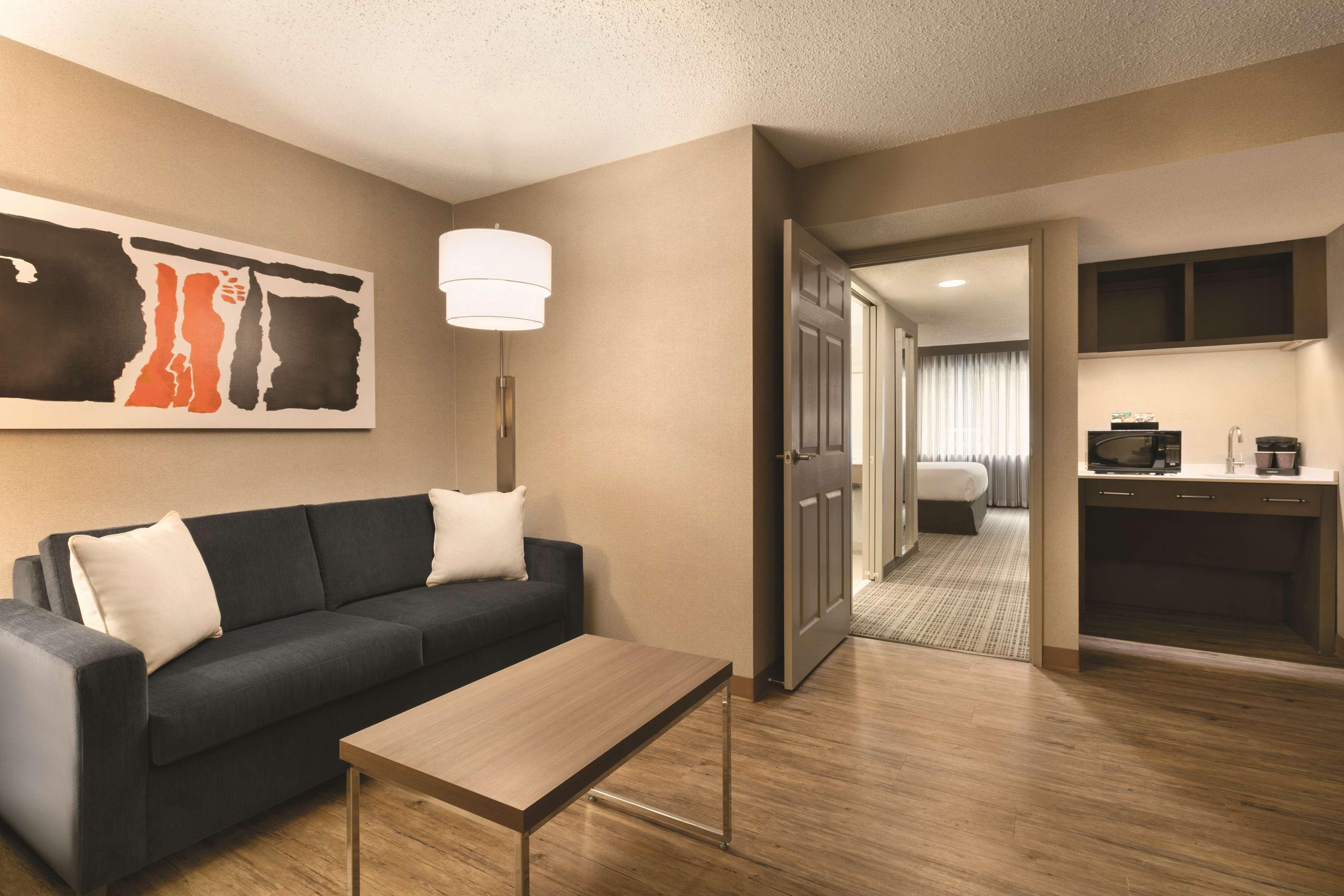 Embassy Suites By Hilton Richmond Dumbarton Екстер'єр фото