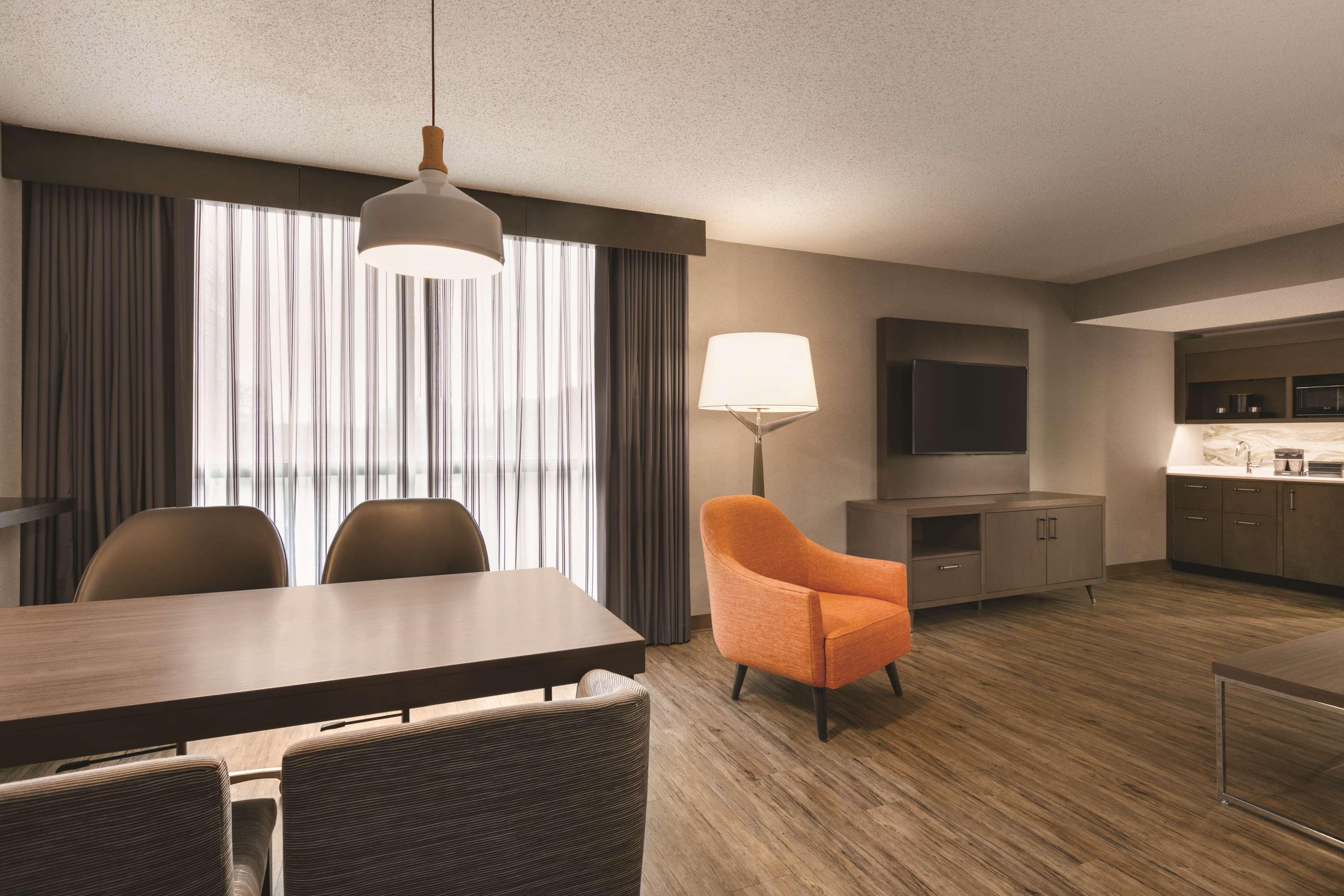 Embassy Suites By Hilton Richmond Dumbarton Екстер'єр фото